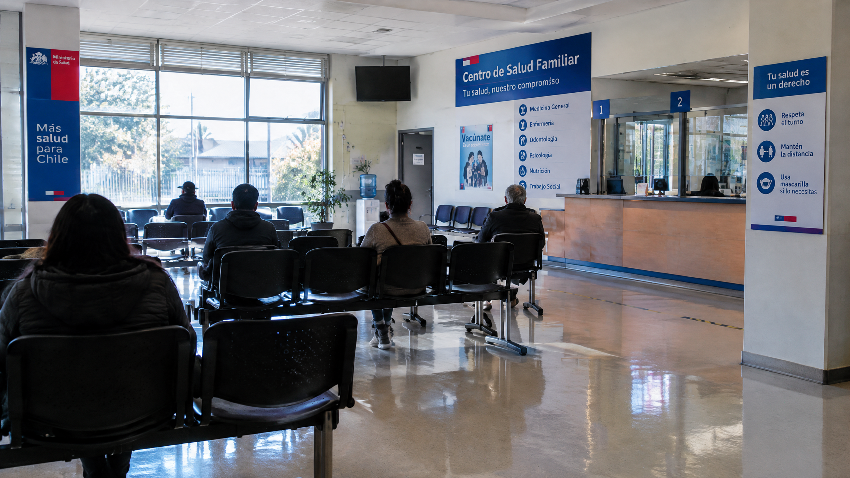 Sala de espera de un centro de salud público en Chile